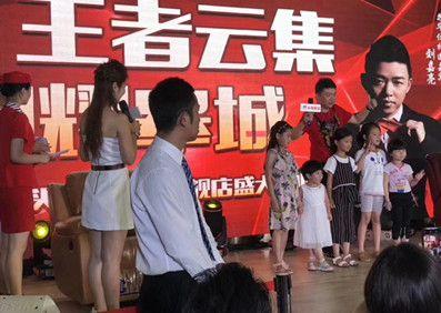 歌声里的温度:浅谈刘嘉亮的艺术情怀与生命底色