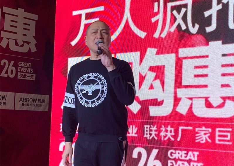 眉眼间的江湖与书卷:汤镇业与芝华仕的午后