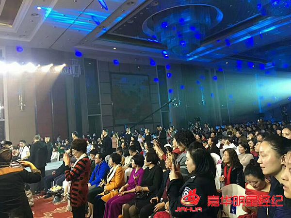 焦恩俊陈德容出席金钟伯乐品牌盛典送祝福